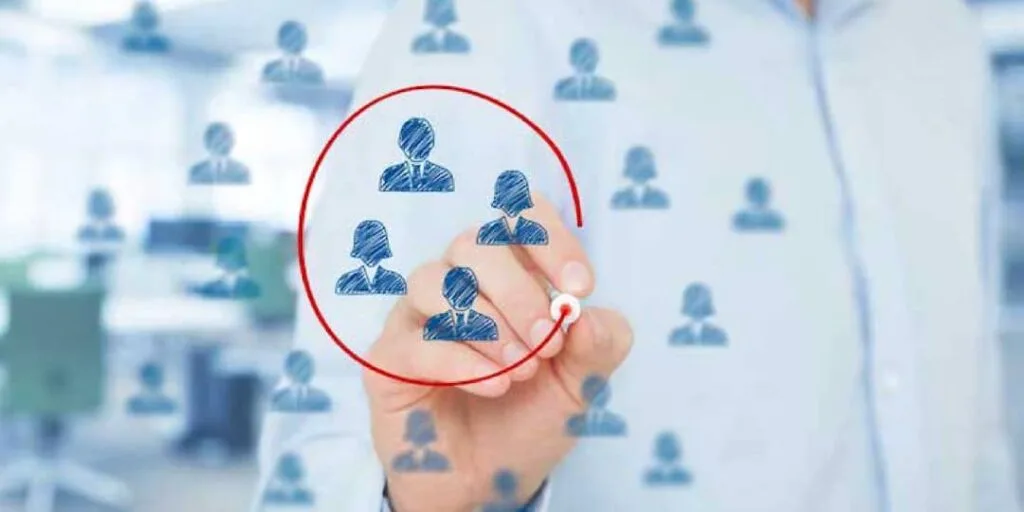 Après avoir pensé à votre entreprise, vous devez maintenant vous orienter vers votre cible. Qui sont-ils ? Est-ce des entreprises ou des consommateurs directs ? 