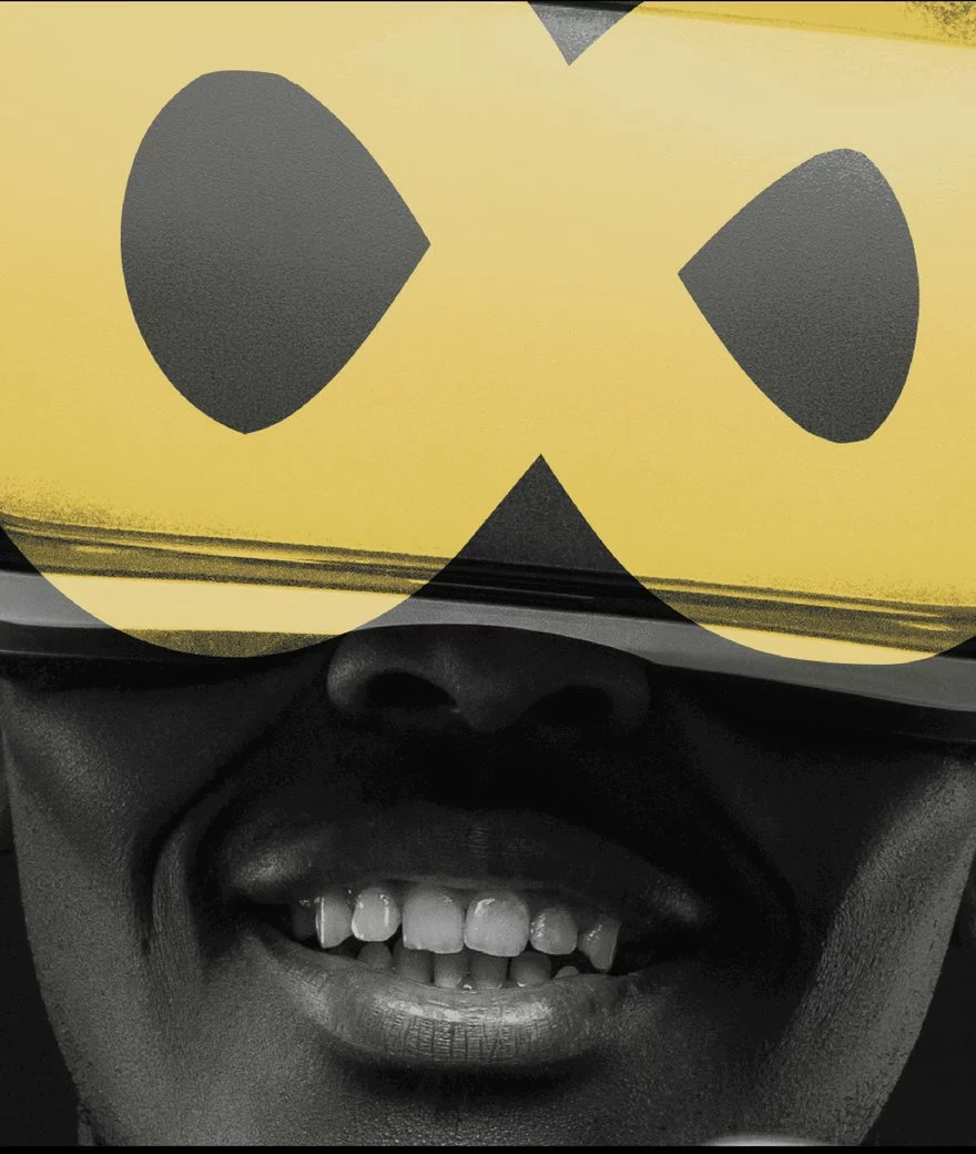 Une personne souriante porte un casque de réalité virtuelle aux couleurs de la marque