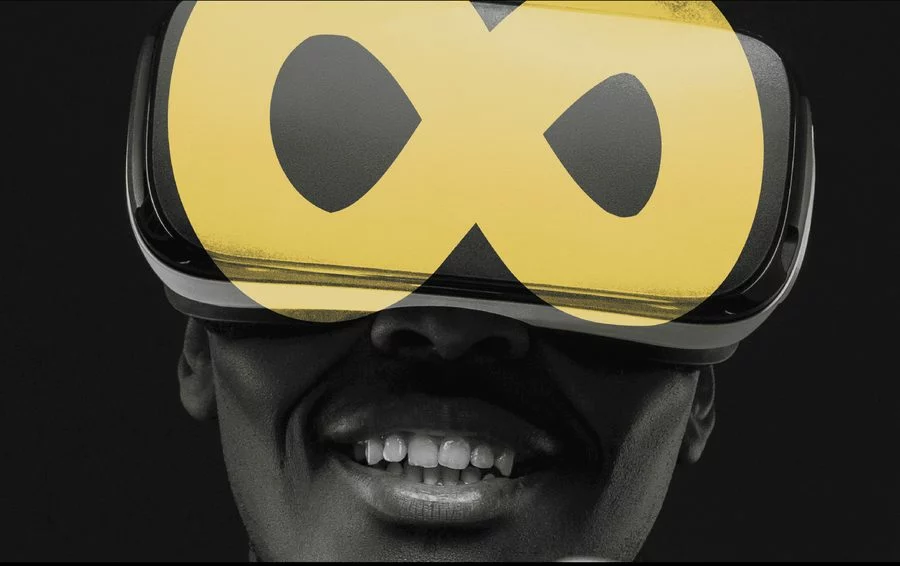 Une personne souriante porte un casque de réalité virtuelle aux couleurs de la marque