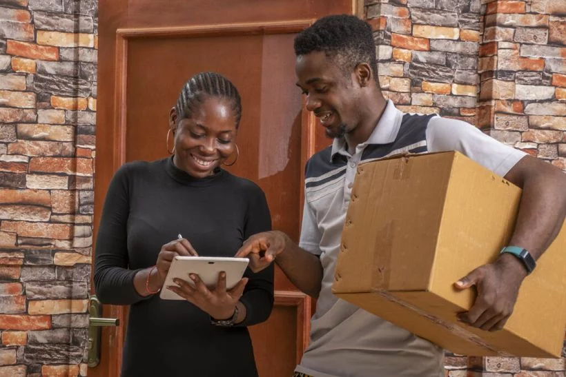 Deux collaborateurs consultent une tablette dans un bureau