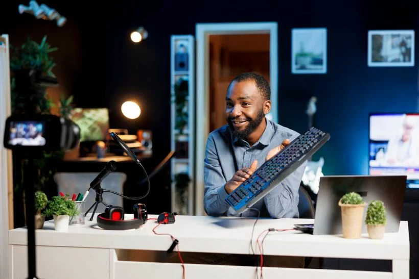 Un professionnel présente du matériel devant une caméra