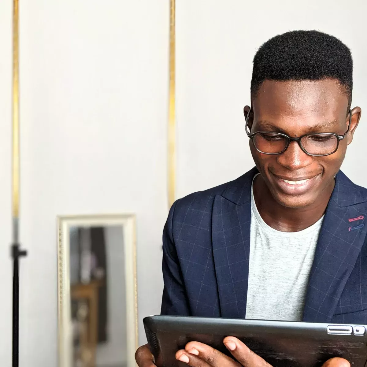 Porte-parole lisant une revue de presse sur une tablette