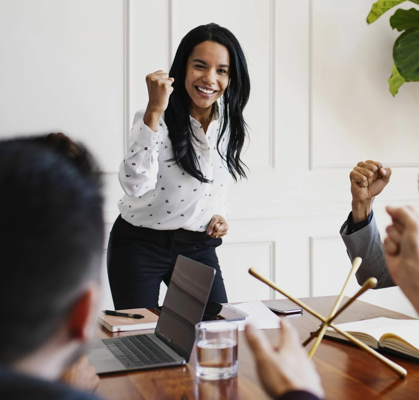 Collaborateurs de l'agence au travail sur un projet